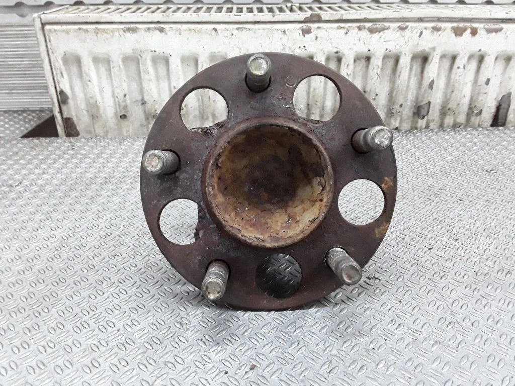 Rear wheel hub
