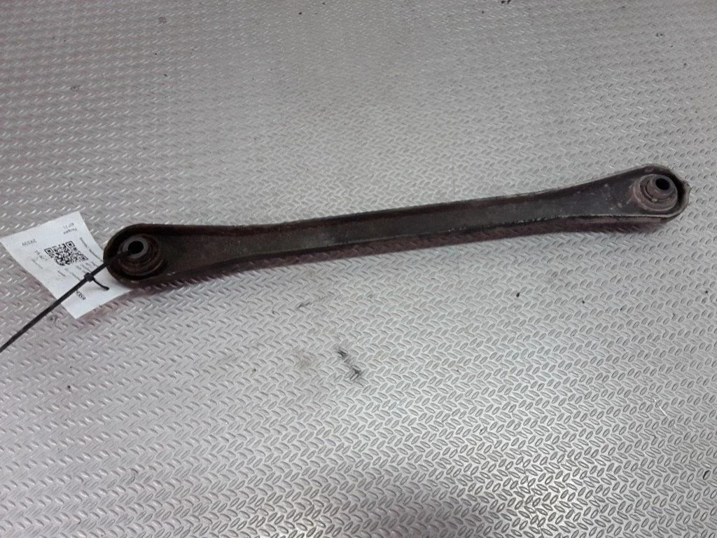 Rear control arm – left