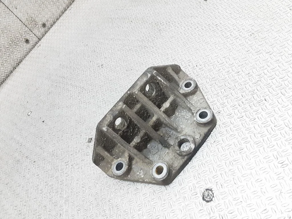 Gearbox mounting bracket 4725363AB