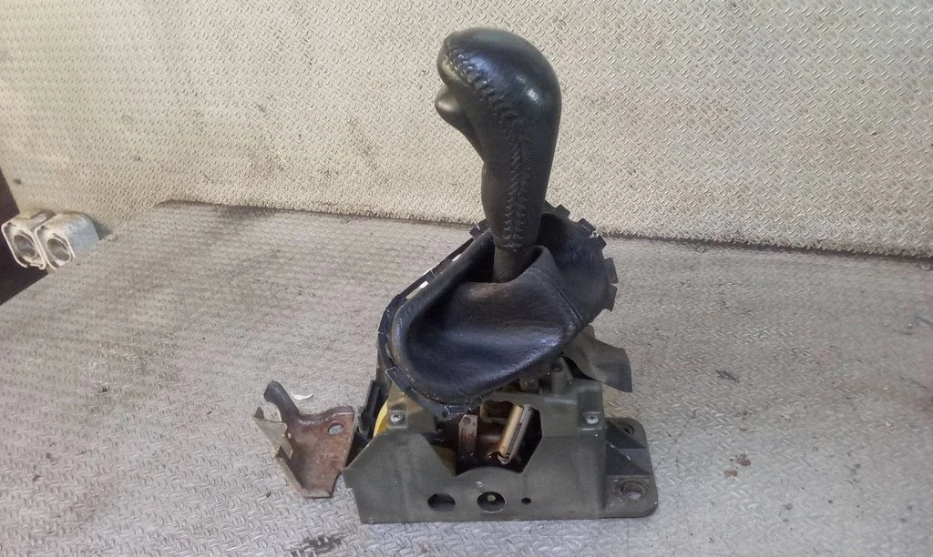 Gear selector mechanism