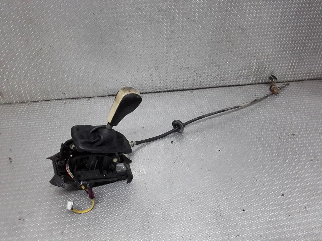 Gear selector mechanism 7515431B