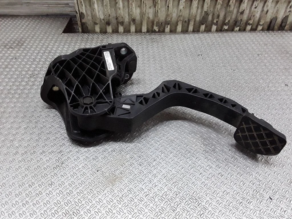 Clutch pedal – Audi A3 S3 8P (2003-2012)