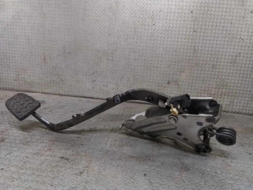Clutch pedal – Toyota Avensis T250 (2006-2009)