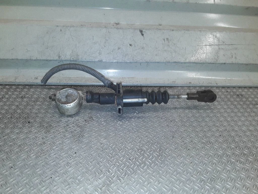 Clutch master cylinder 90581565