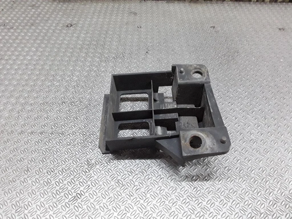 Front bumper mounting bracket A9068850163