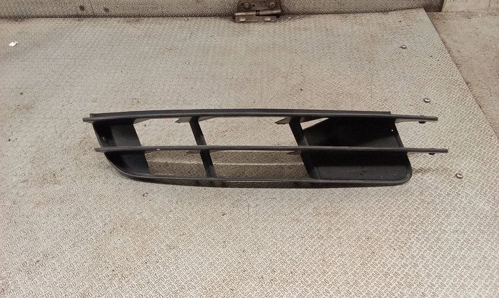 Front bumper lower grill 4L0807682