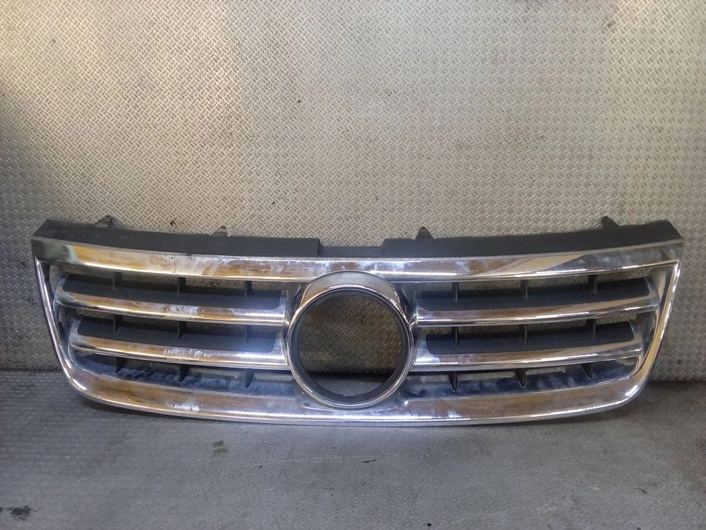 Front bumper upper radiator grill 7L6853651A