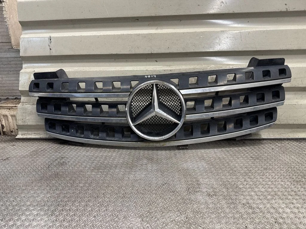 Front bumper upper radiator grill A1648880241