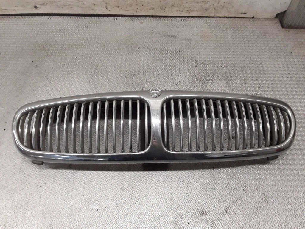 Front bumper upper radiator grill