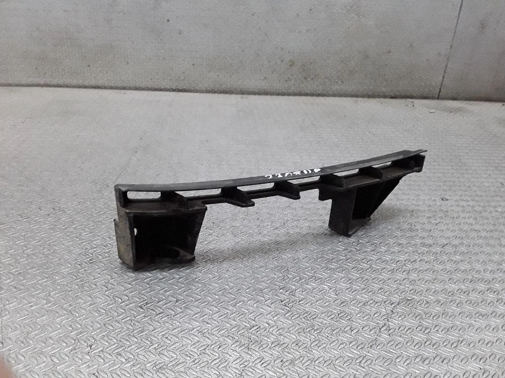 Front bumper mounting bracket 1T0807890B