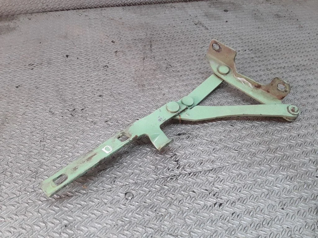 Engine bonnet/hood hinges
