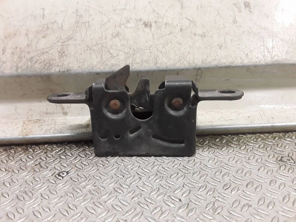 Engine bonnet/hood lock/catch