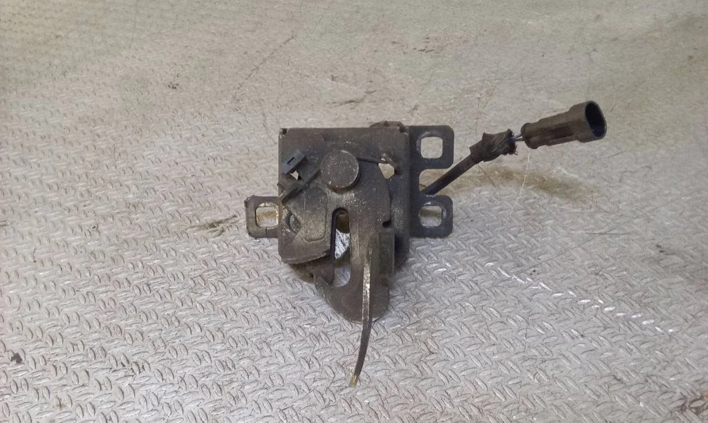 Engine bonnet/hood lock/catch