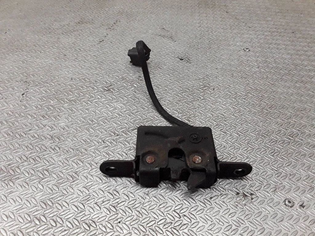 Engine bonnet/hood lock/catch