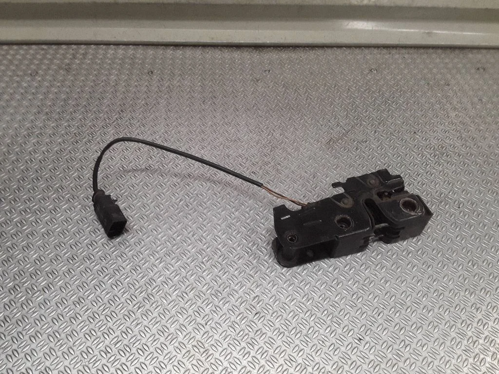 Engine bonnet/hood lock/catch
