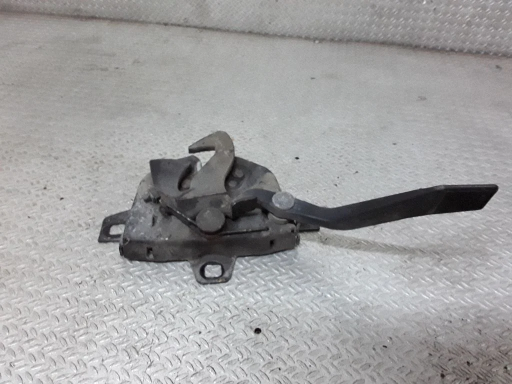 Engine bonnet/hood lock/catch