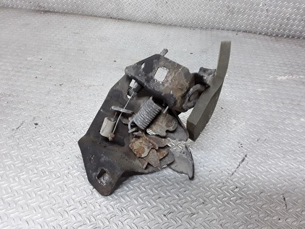 Engine bonnet/hood lock/catch