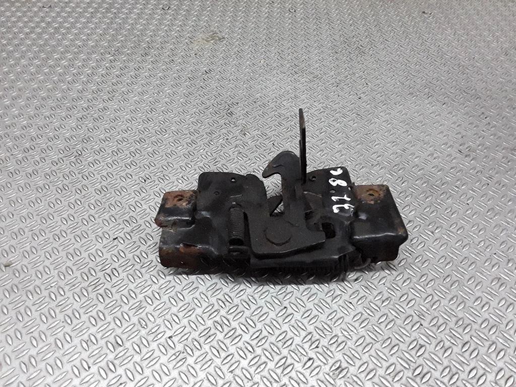 Mootorikapoti lukk