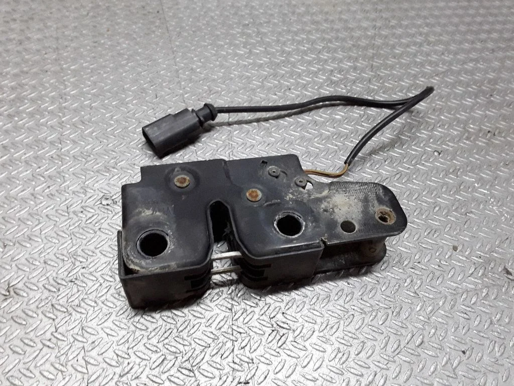 Engine bonnet/hood lock/catch