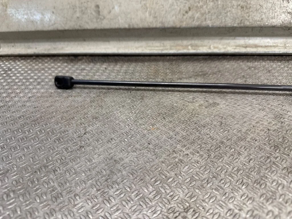 Motora pārsega amortizators 8P0823359B