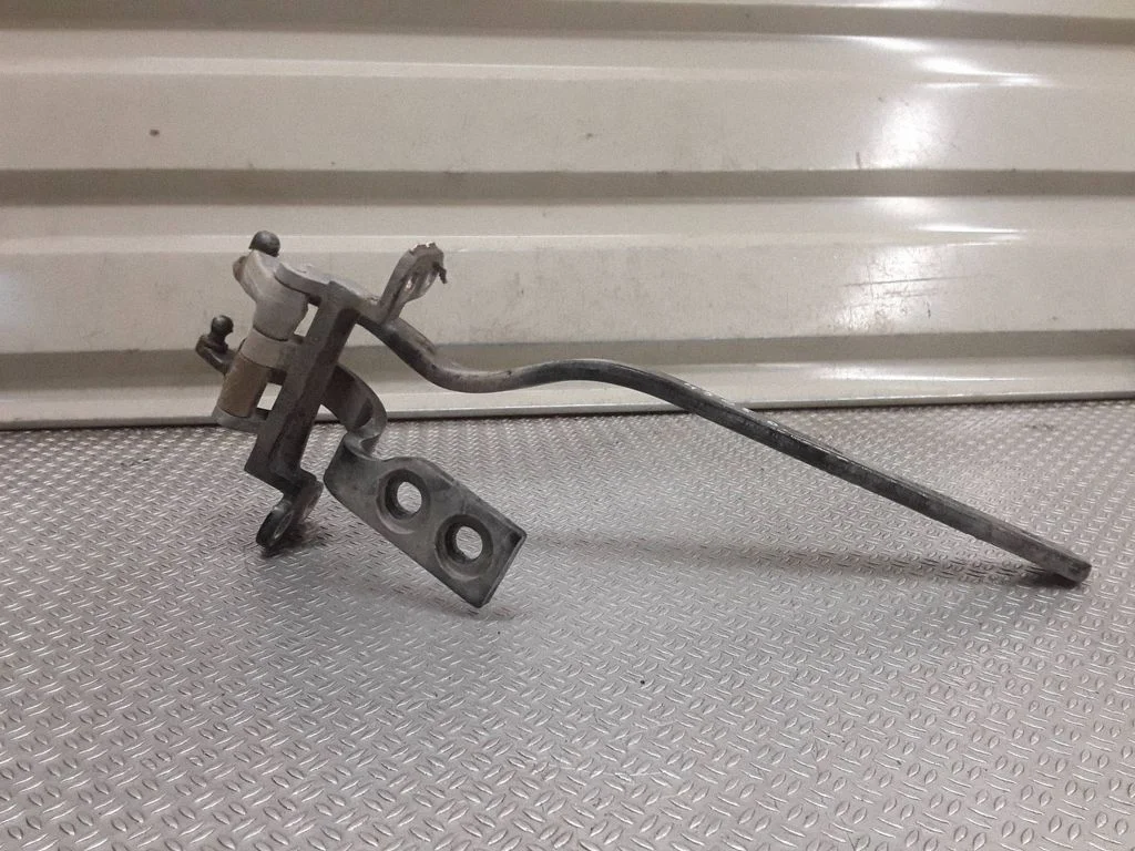 Tailgate/trunk/boot hinge 7L5827302B