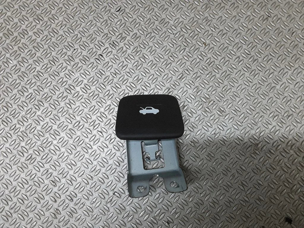 Engine bonnet (hood) release handle
