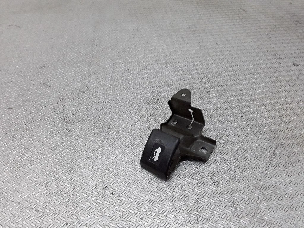 Engine bonnet (hood) release handle