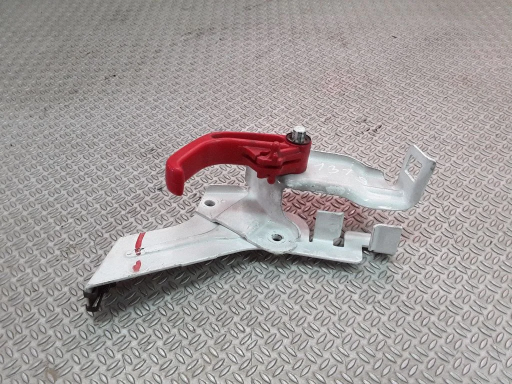 Engine bonnet (hood) release handle