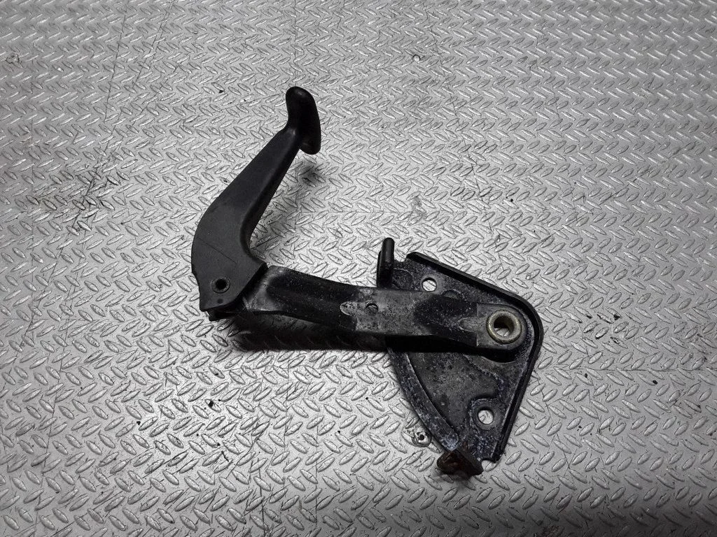 Engine bonnet (hood) release handle