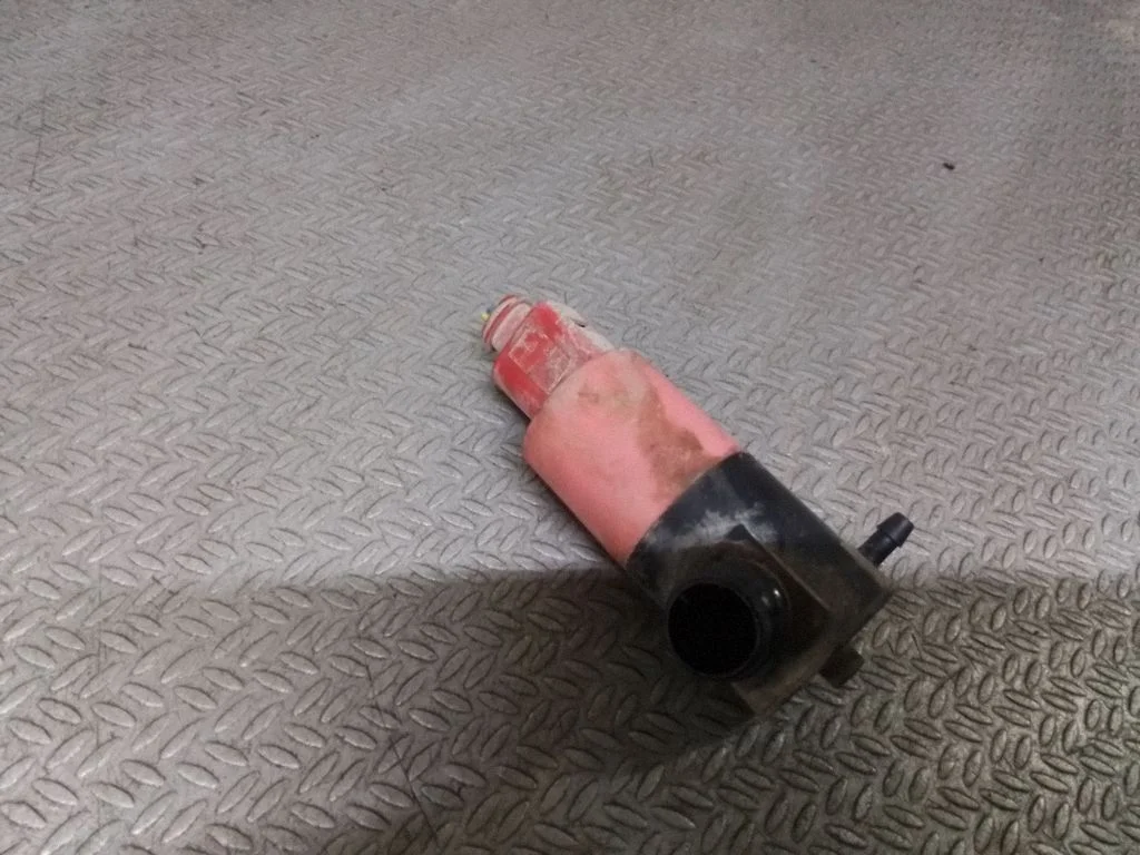 Klaasipesuvedeliku pump (klaaside) – Toyota Yaris (2006-2011)