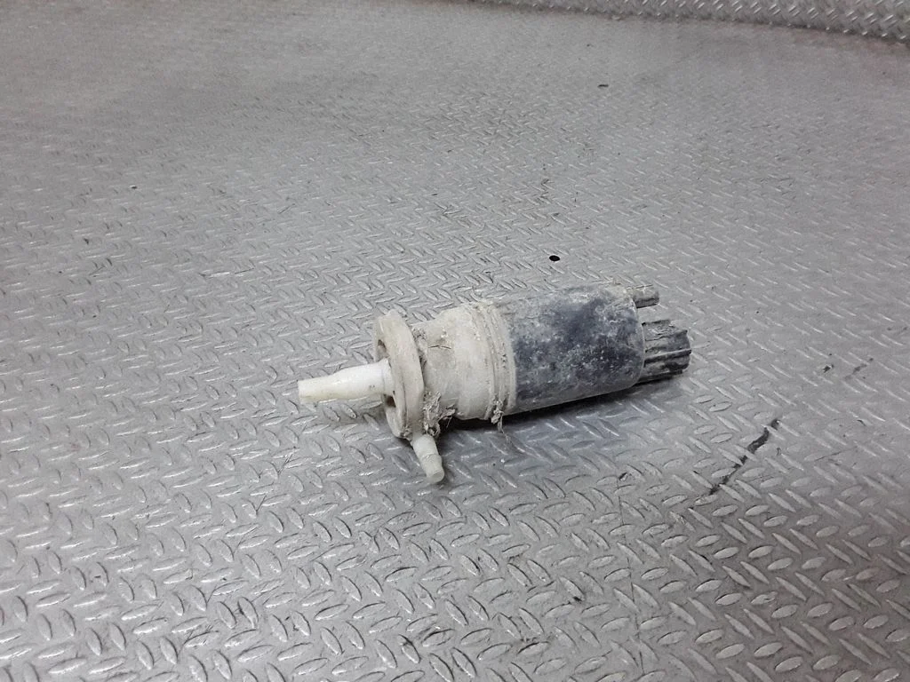 Windscreen/windshield washer pump – Chrysler Grand Voyager IV (2001-2007)