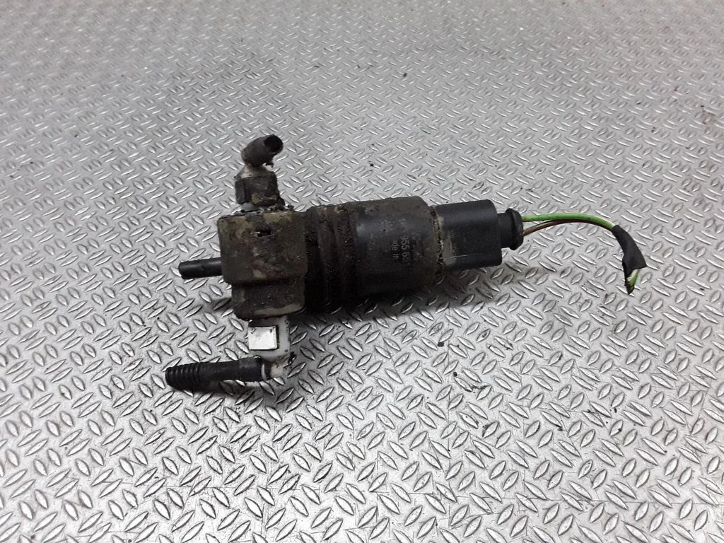 Windscreen/windshield washer pump – Volkswagen Passat B6 (2005-2010)