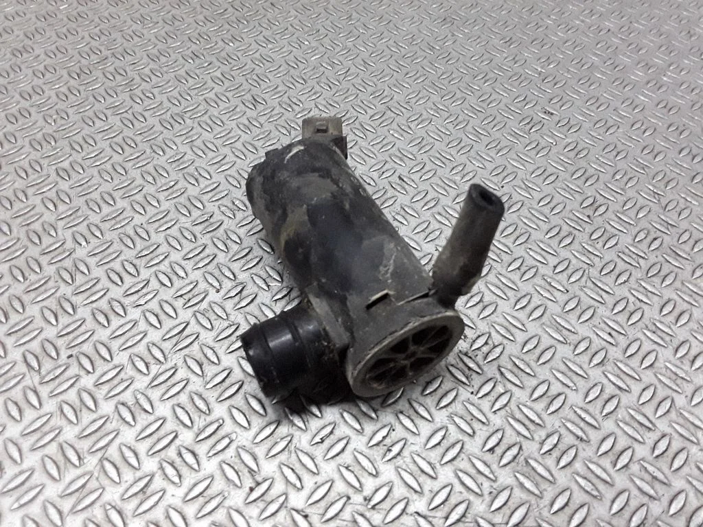 Klaasipesuvedeliku pump (klaaside) – Volvo XC90 (2003-2006)