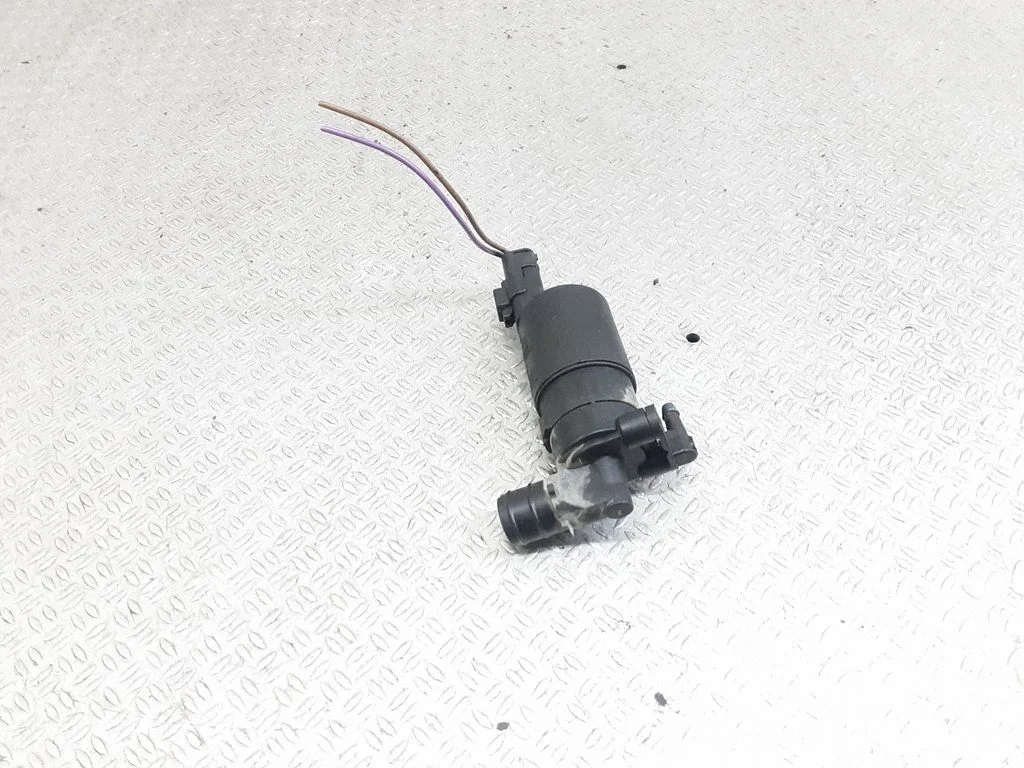 Windscreen/windshield washer pump – Citroen C5 (2005-2008)