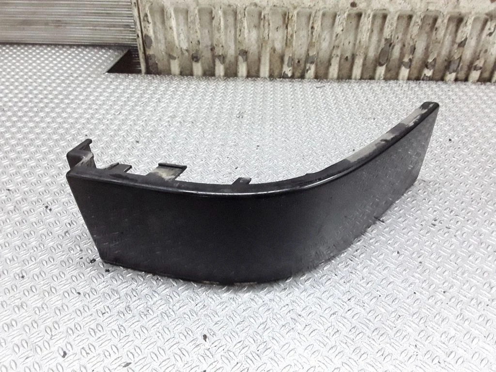 Aizmugurējā luktura apdare (līstīte) 7M5807872