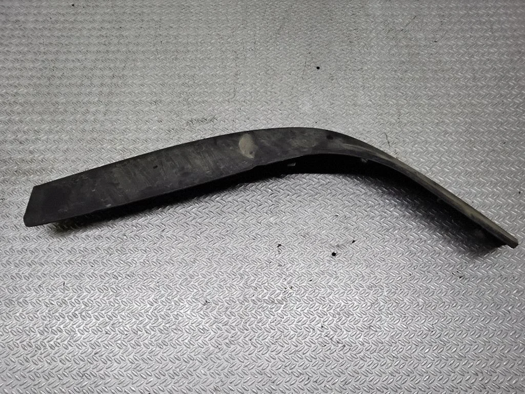 Rear/tail light trim molding 26552AU210