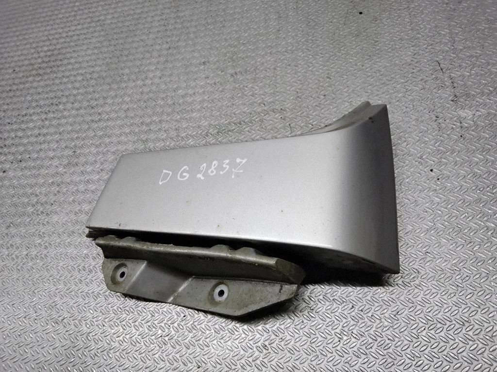 Rear/tail light trim molding – rear right