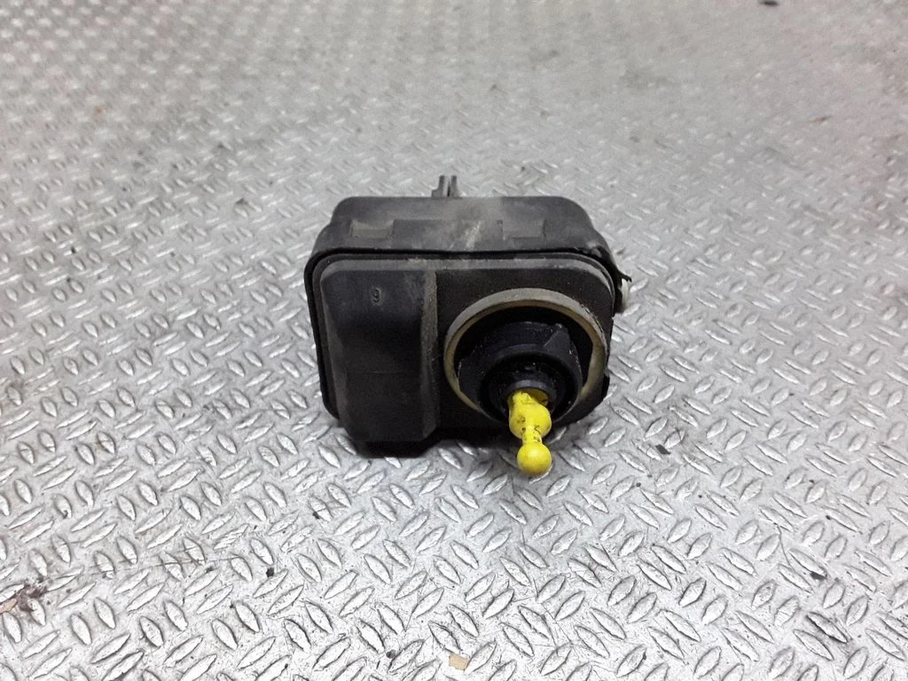 Headlight level adjustment motor