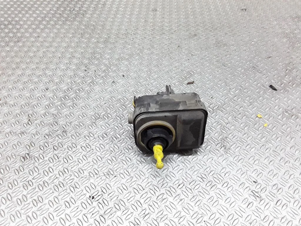 Headlight level adjustment motor
