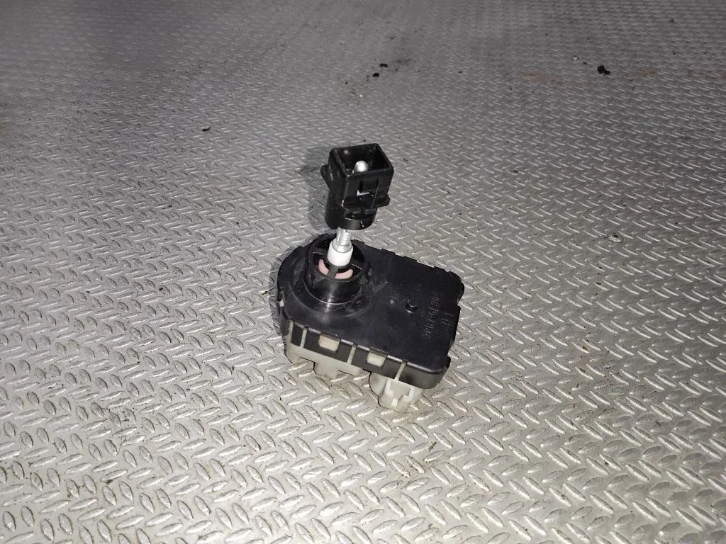Headlight level adjustment motor – left