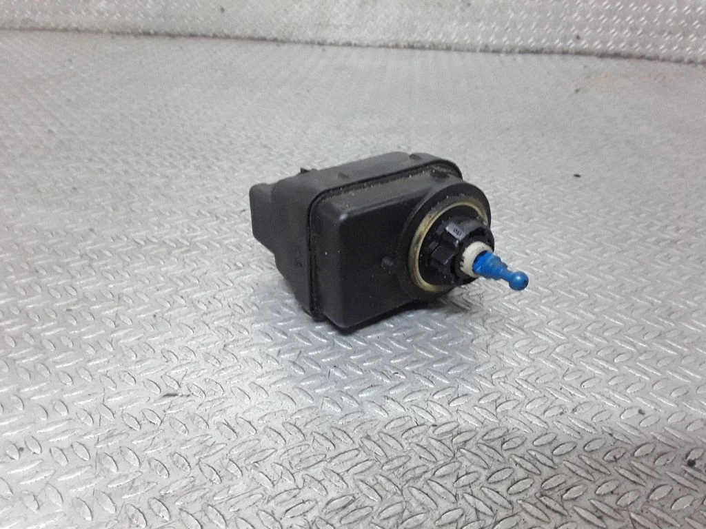 Headlight level adjustment motor – Opel Vivaro (2001-2014)