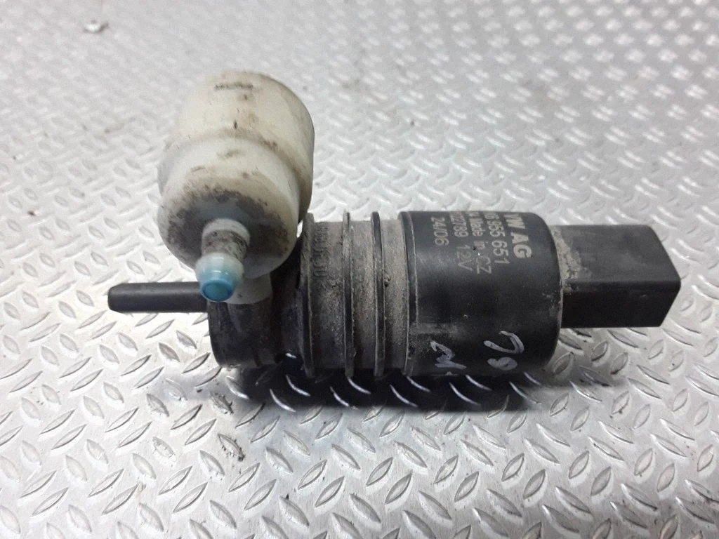 Windscreen/windshield washer pump – Volkswagen Touran I (2003-2010)