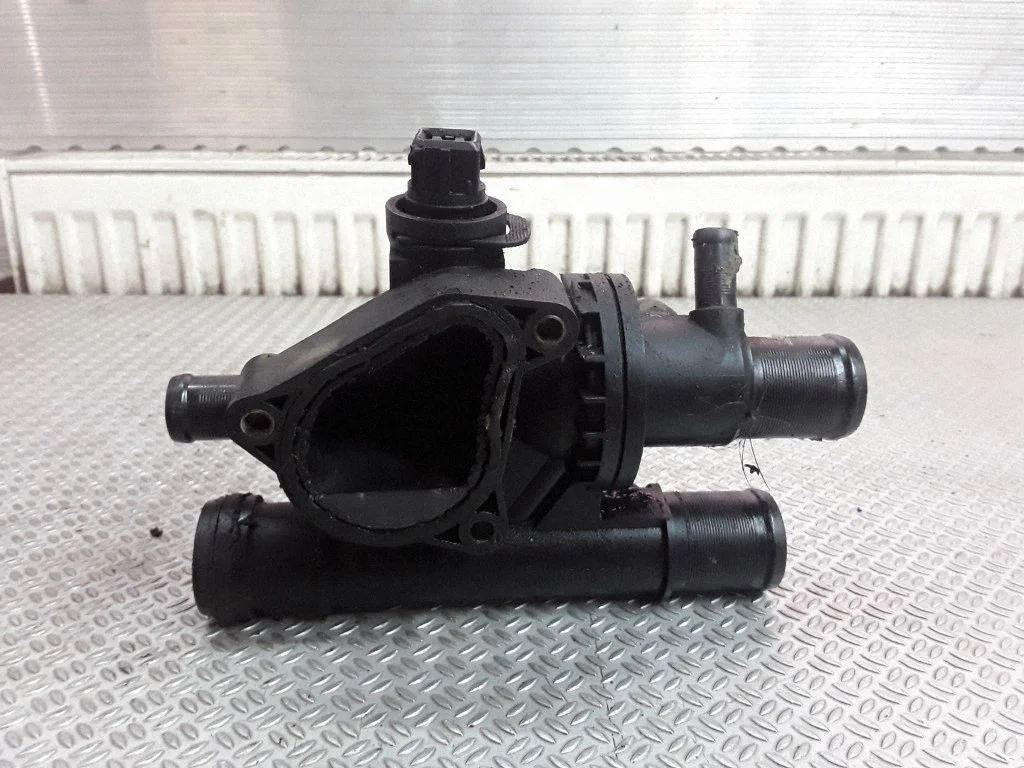 Thermostat/thermostat housing – Renault Master II (1998-2003)