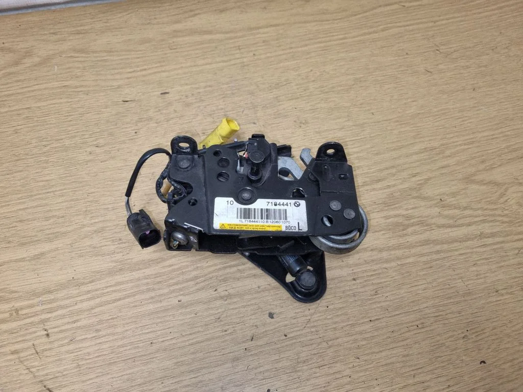 Engine bonnet/hood lock/catch 7184441
