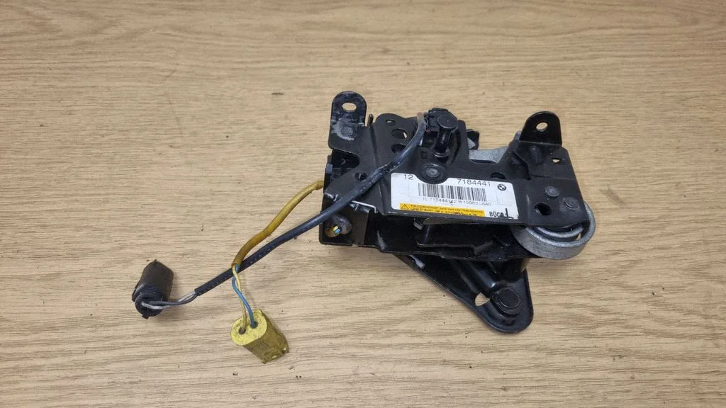 Engine bonnet/hood lock/catch 7184441