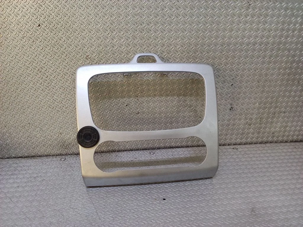 Radio/GPS head unit trim – Ford Focus C-MAX (2003-2010)