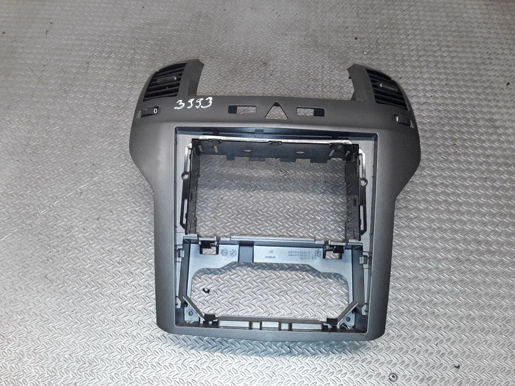 Radio/GPS head unit trim – Opel Zafira B (2005-2014)