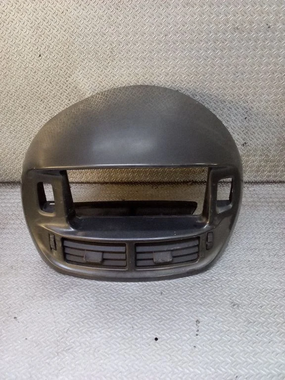 Radio/GPS head unit trim – Toyota Previa (XR30, XR40) II (2000-2006)