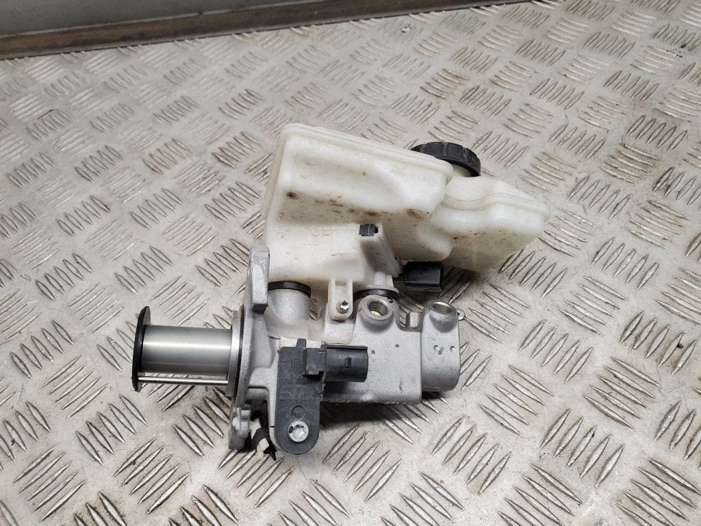 Galvenais bremžu cilindrs 5QM611301B