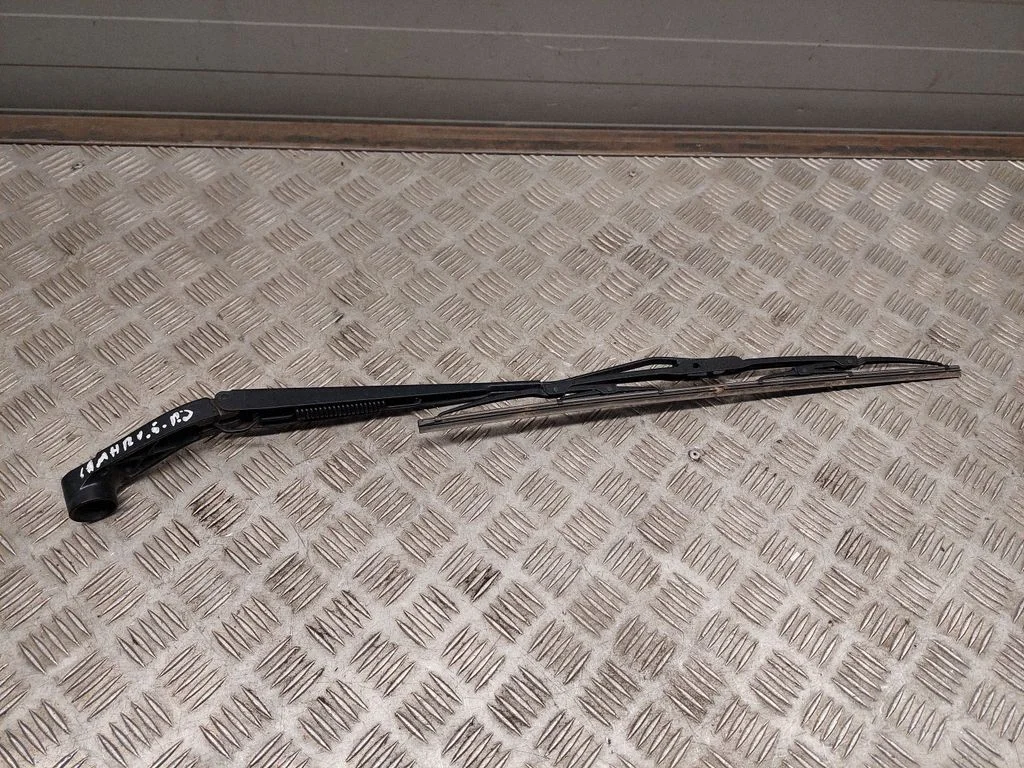 Priekšējā stikla tīrītājs 8785